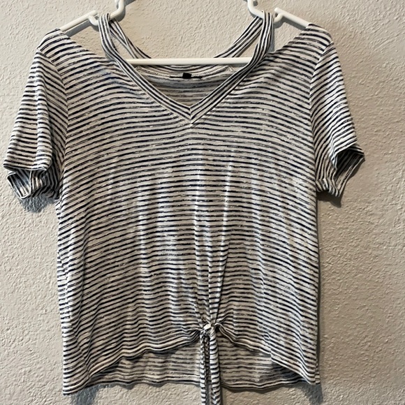 Short sleeve cropped shirt size medium - Picture 1 of 3